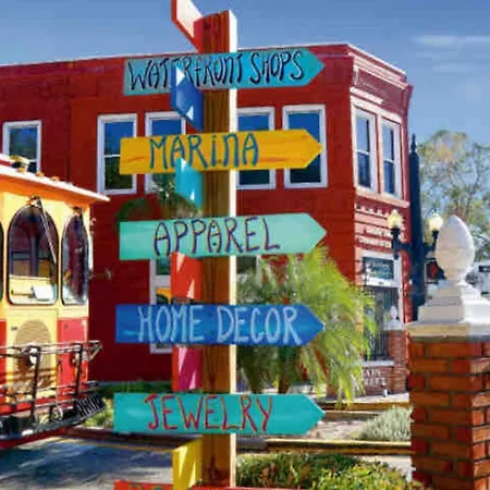 Modern Escape - 8 Mins To Beach, King Bed, Private Fenced Yard, Free Parking
